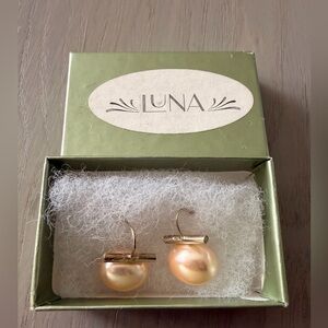 Catherine Canino Petal Medium Pebble Pearl Earrings (Cultured Pearls)(J70)